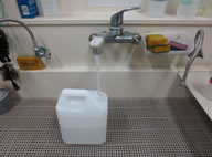 蛇口水の試料採取風景の写真